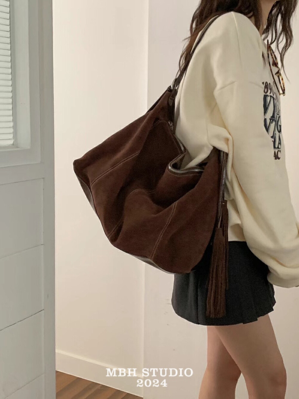 MBH Small-Design AB-Side Suede-Panel Large Tote Bag with Tassel Charm - Image 4