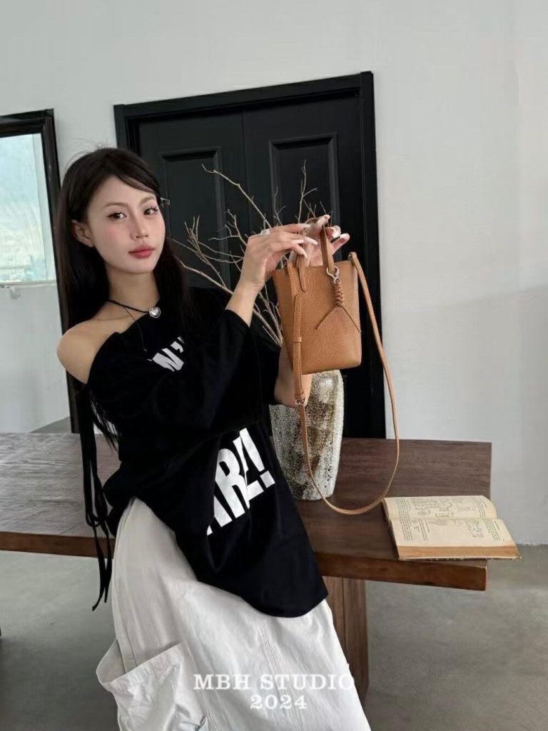 Niche Design Custom Bubble Sheepskin Vertical Phone Bag Mini Handbag Crossbody with Shoulder Strap and Charm